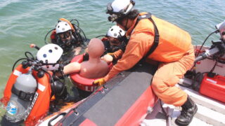 海岸での水難事故に備えて潜水訓練を実施